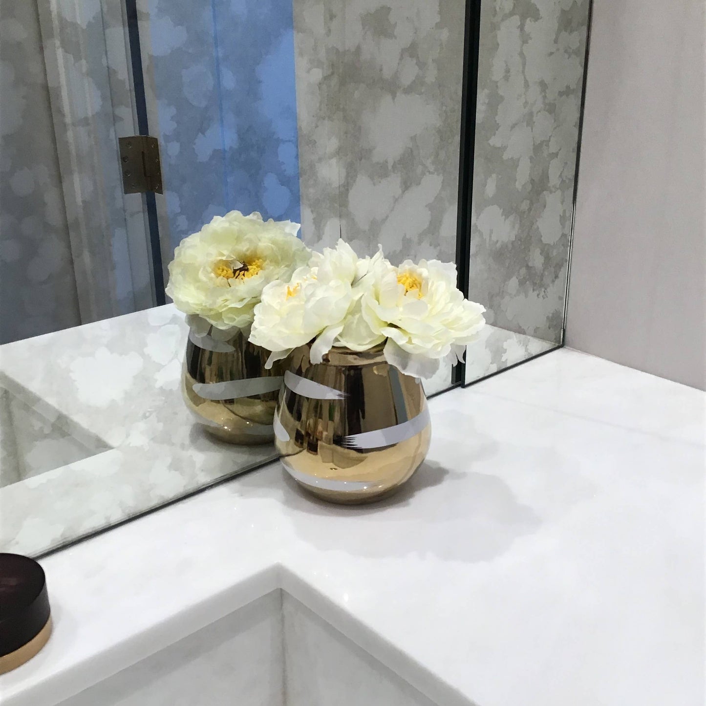 VIVIENCE - Gold Bud Vase with White Brushed Design